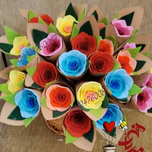 دسته گل یا سبد گل نمدی شامل 15 شاخه گل رز رنگارنگ