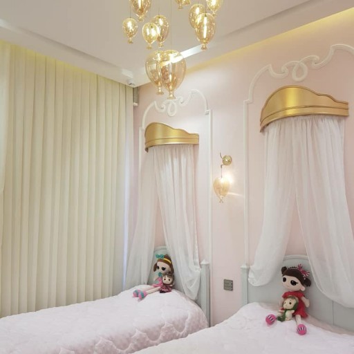 تاج بالای تخت رنگ طلایی مناسب برای تخت نوزاد و کودک وزن حدود 2 کیلوگرم قطر دایره 80 سانت ارتفاع 30 سانت