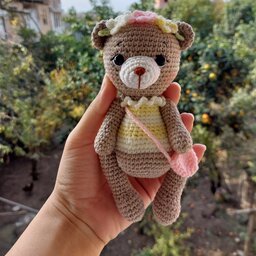 عروسک دستبافت خرس بهاری با قد 18 سانت و قابل سفارش در رنگهای دلخواه شما