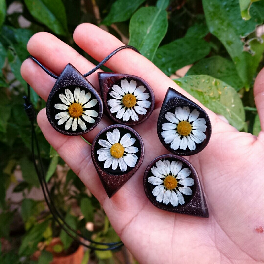 گردنبند چوب و رزین گل جاودانه(دستساز)