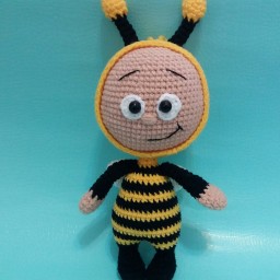 عروسک بافتنی بونی با لباس زنبور