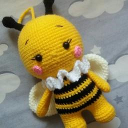 عروسک بافتنی زنبوری