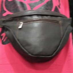 کیف کمری چرم بزک چرم طبیعی بزی قهوه ای تیره دارای بند قابل تنظیم مناسب برای آقایان و خانم ها