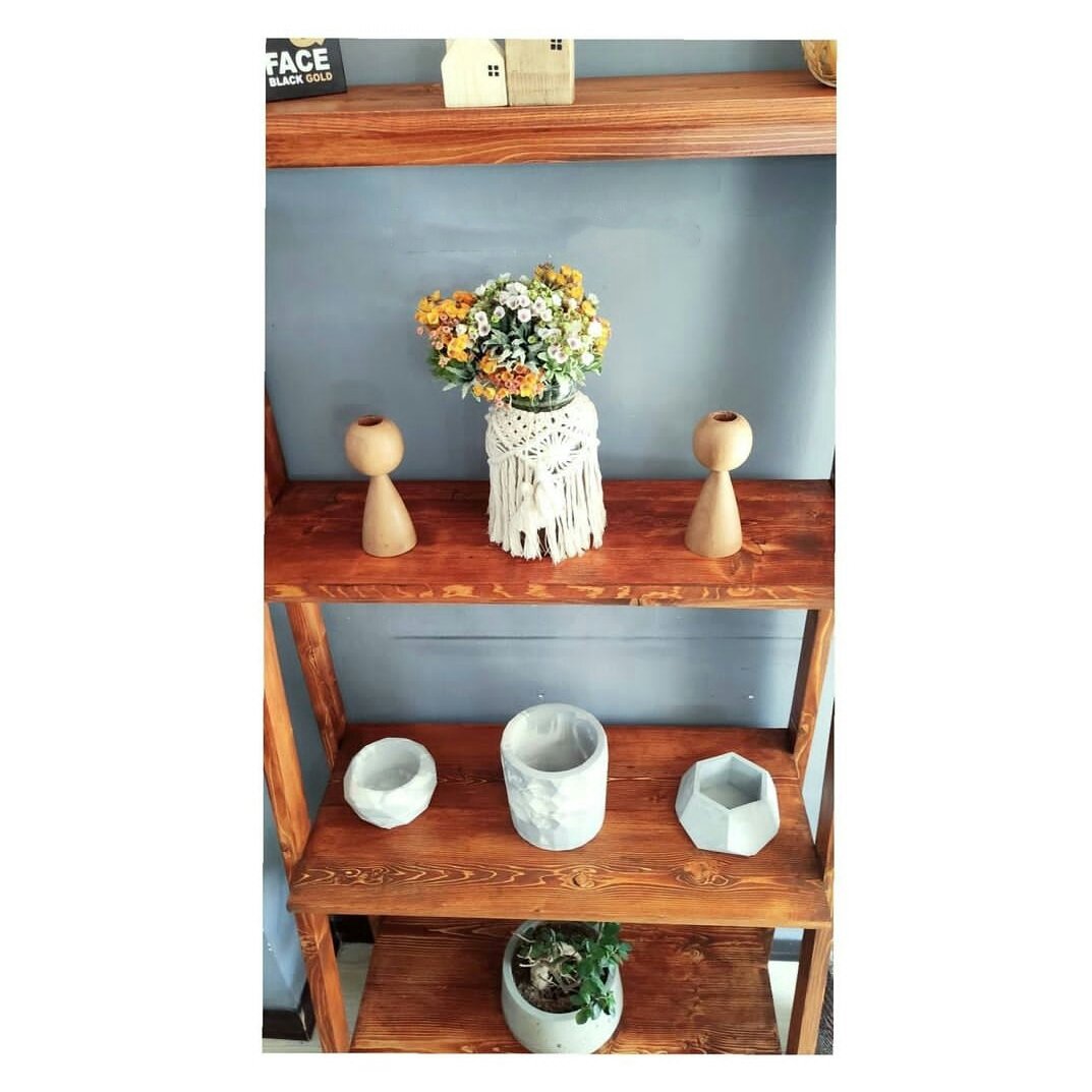 استند چند طبقه شیب دار دکوری چوب روس رنگ قهوه ای پوشش سیلرکیلر