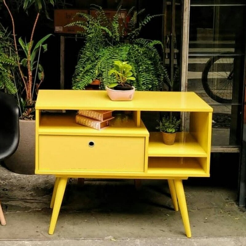 میز دکوری ام دی اف با پایه های چوبی رنگ زرد فانتزی