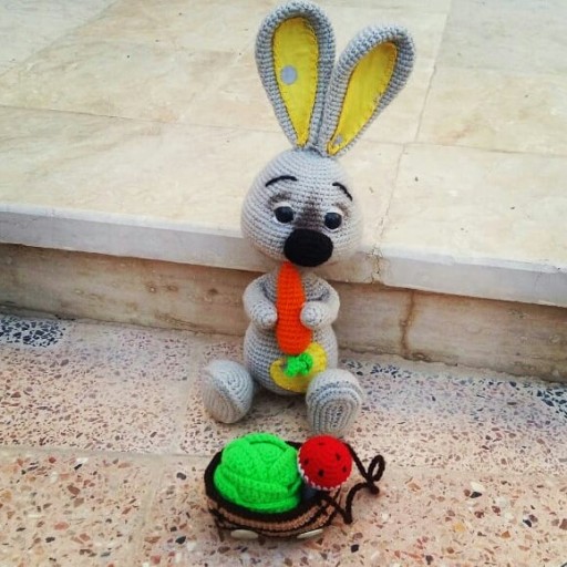عروسک بافتنی خرگوشک با گاری پر از سبزیجات
