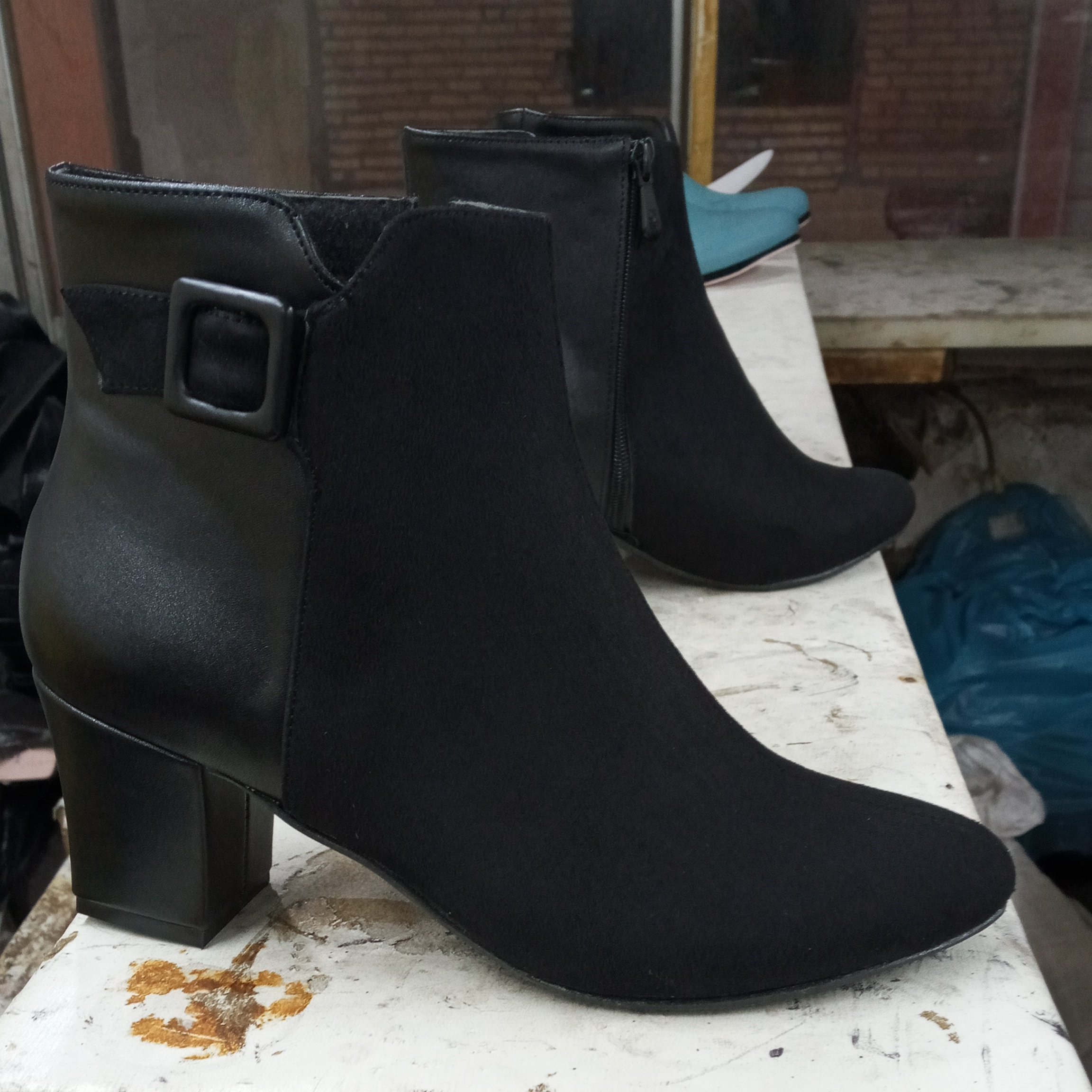 نیم ساق  مجلسی زنانه جنس ترکیبی از چرم و سویت پاشنه 5سانت روکشدار سایز36تا 43غرفه تولیدی کفش پاپیلون