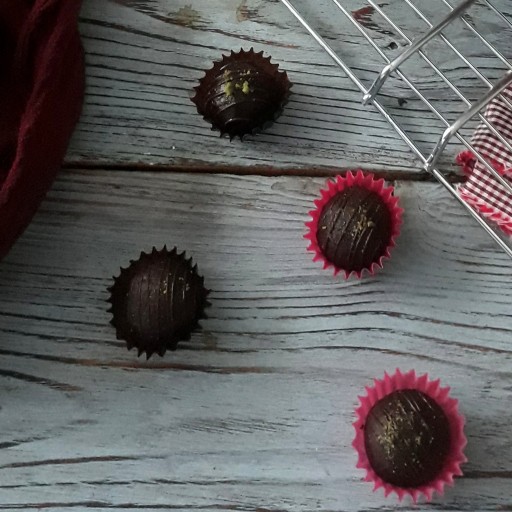 شکلات تلخ 80 درصد تهیه شده از کره کاکائو و پودر کاکائو مرغوب