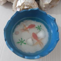 ظرف سفالی تنگ ماهی با ماهی قرمز و صدف دریایی و گیاه آبی 