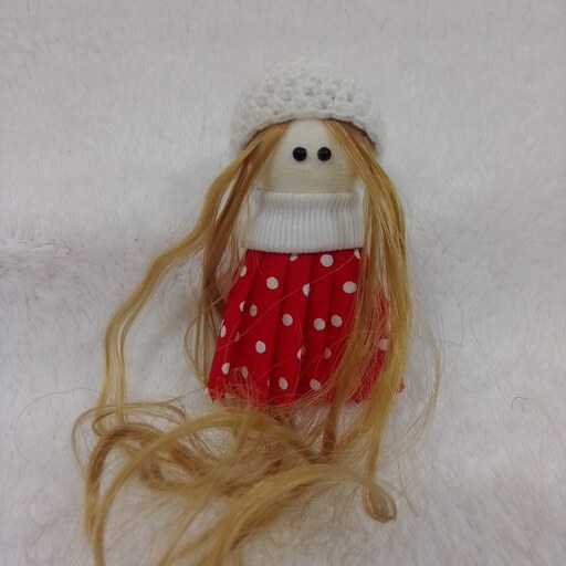 عروسک روسی 10 تا 12 سانت با کلاه بافته دامن قرمز خال خالی