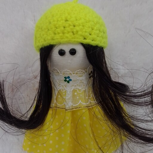 عروسک روسی 10 تا 12 سانت با کلاه بافته دامن زرد خال خالی
