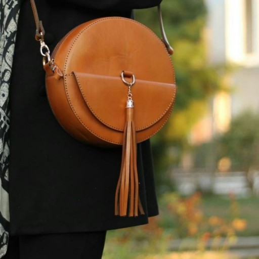 کیف زنانه یاکیف دوشی گرد بند بلند
تمام چرم طبیعی  ودست دوز