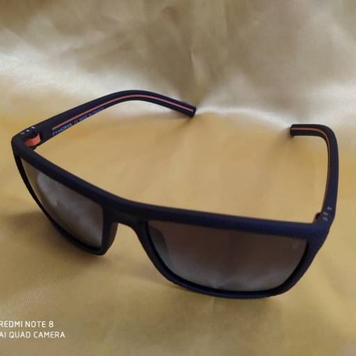 عینک آفتابی اسپرت مناسب آقایان و بانوان بسیار شیک و لاکچری 
مناسب آقایان و بانوان
دارای رگه های رنگی از داخل دسته عینک