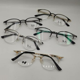 عینک کامپیوتر و گوشی موبایل
عدسی این عینک آنتی رفلکس و آنتی بلوکات  ( دو خاصیت آ