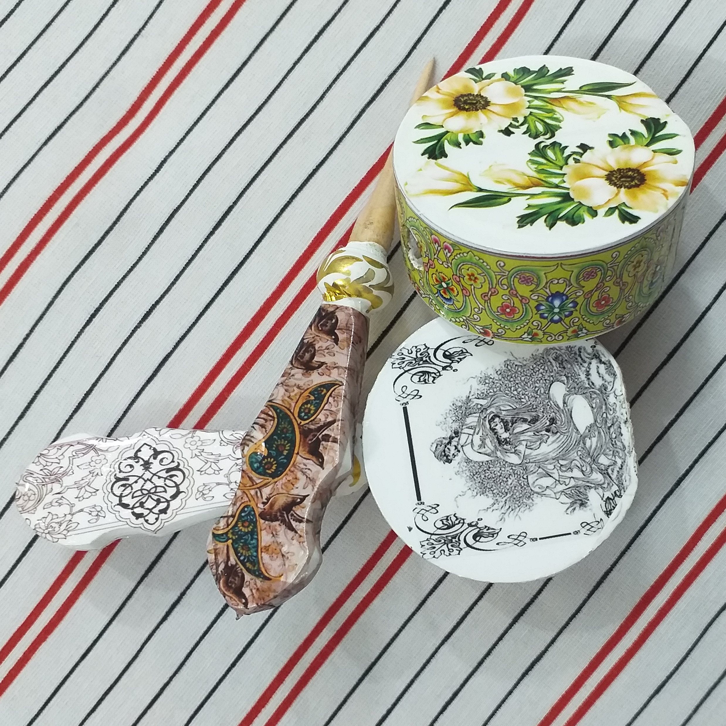 سرمه دان طرح عطر  دومنظوره رومیزی وجیبی در طرحهای متنوع پک 50تایی  تلفن تماس نهصدوپانزده چهار صد وسی ونه نودوسه پنجاه ود