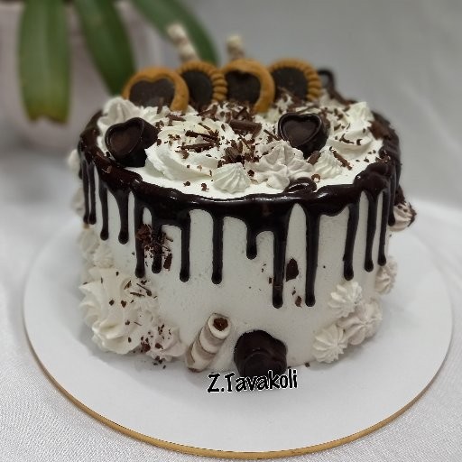 کیک تولد شکلاتی
با شکلات های دستساز،
فیلینگ موز و گردو و کارامل