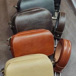 کیف دوشی کمری چرم کاملا طبیعی و درجه یک کار زیبا و شیک با بند بلند چرمی  و کمربند گاومیشی کیفیت درجه یک