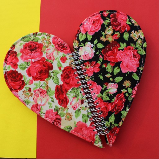 دفترچه قلبی پارچه‌ای گل‌گلی