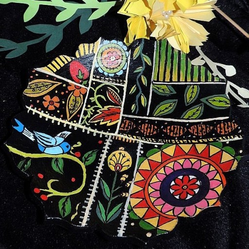 بشقاب دیوارکوب سفالی نقاشی شده گل و پرنده قطر 18 سانتی‌متر