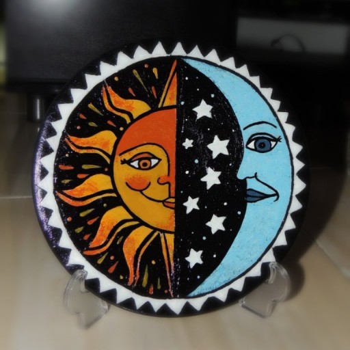 بشقاب دیوارکوب سفالی نقاشی شده ماه و ستاره قطر 20 سانتی‌متر