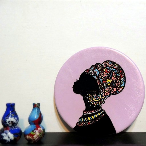 بشقاب دیوارکوب سفالی نقاشی شده سیاه پوست  زمینه بنفش