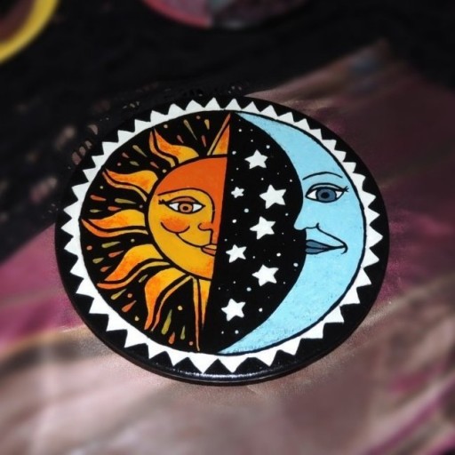 بشقاب دیوارکوب سفالی نقاشی شده ماه و ستاره قطر 20 سانتی‌متر