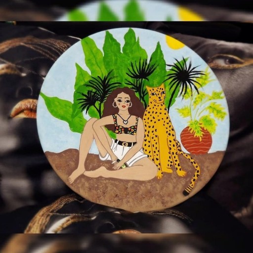 بشقاب دیوارکوب سفالی نقاشی شده دختر و جنگل قطر 30 سانتی
