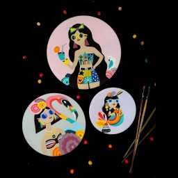 ست سه عددی بشقاب دیوارکوب سفالی نقاشی شده دختر قطر 15 و 20 و 25 سانتی‌متر