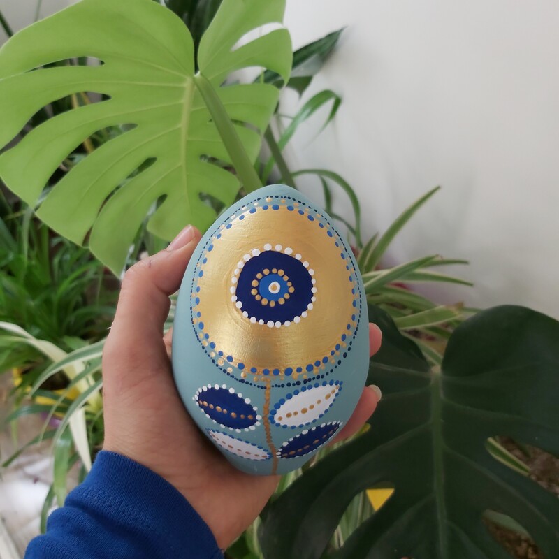 تخم شترمرغ آبی و سرمه ای  12سانتی رنگ شده با رنگ اکریلیک قابل شستشو با دستمال نرم