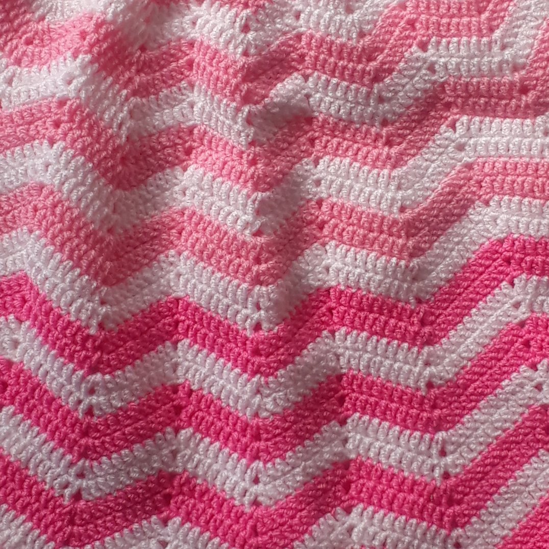 ست سارافون و کلاه دست بافت وصورتی و سفید .بافته شده با قلاب