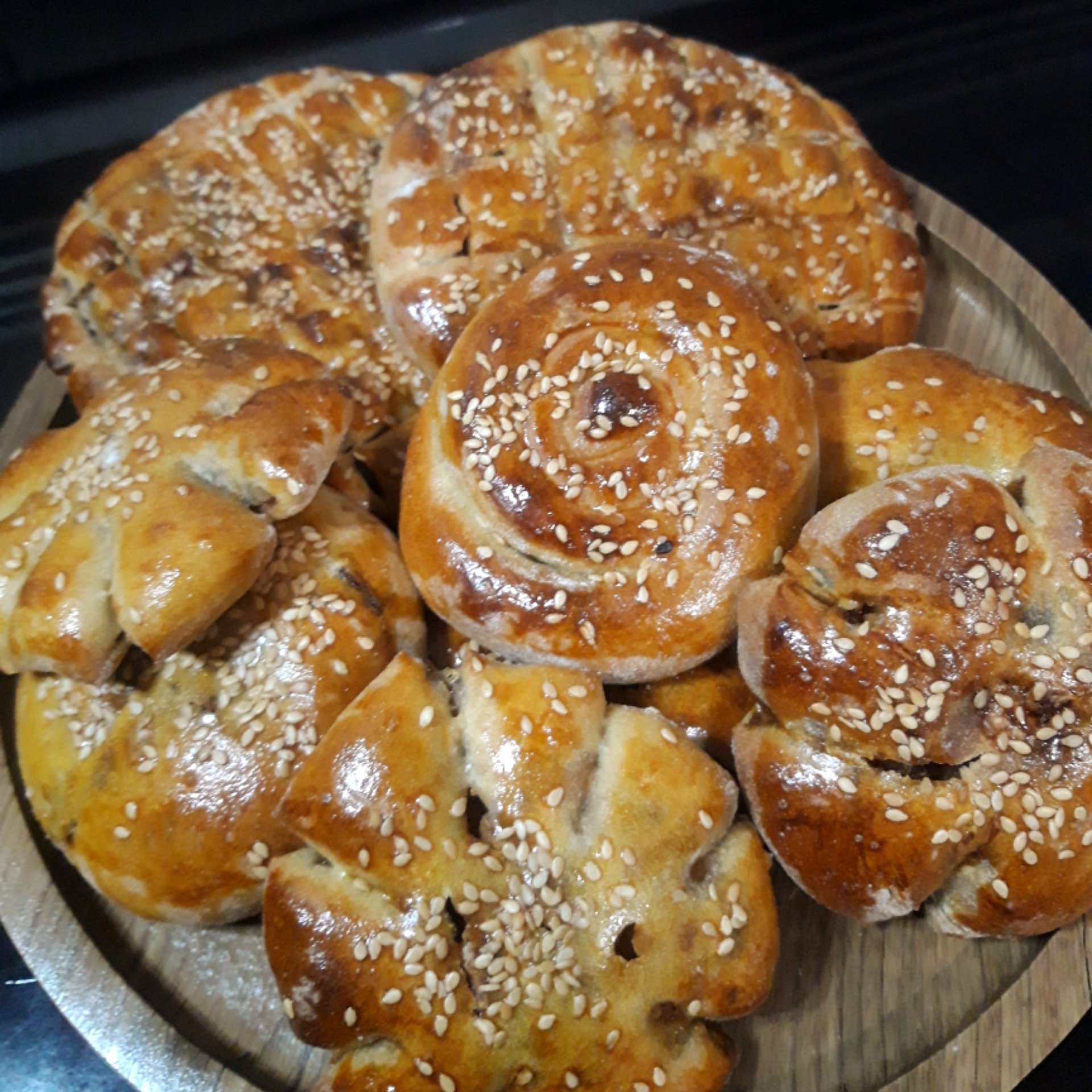 نون خرمایی  با مواد میانی خرما و گردو ،دارچین و زنجفیل بسیار مقوی 