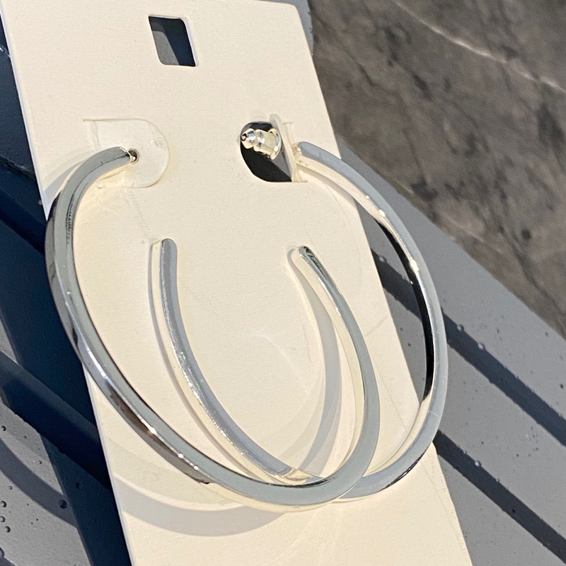 گوشواره حلقه ای بسیار زیبا و خاص و شیک در گوش بینظیر برای کادو تولد