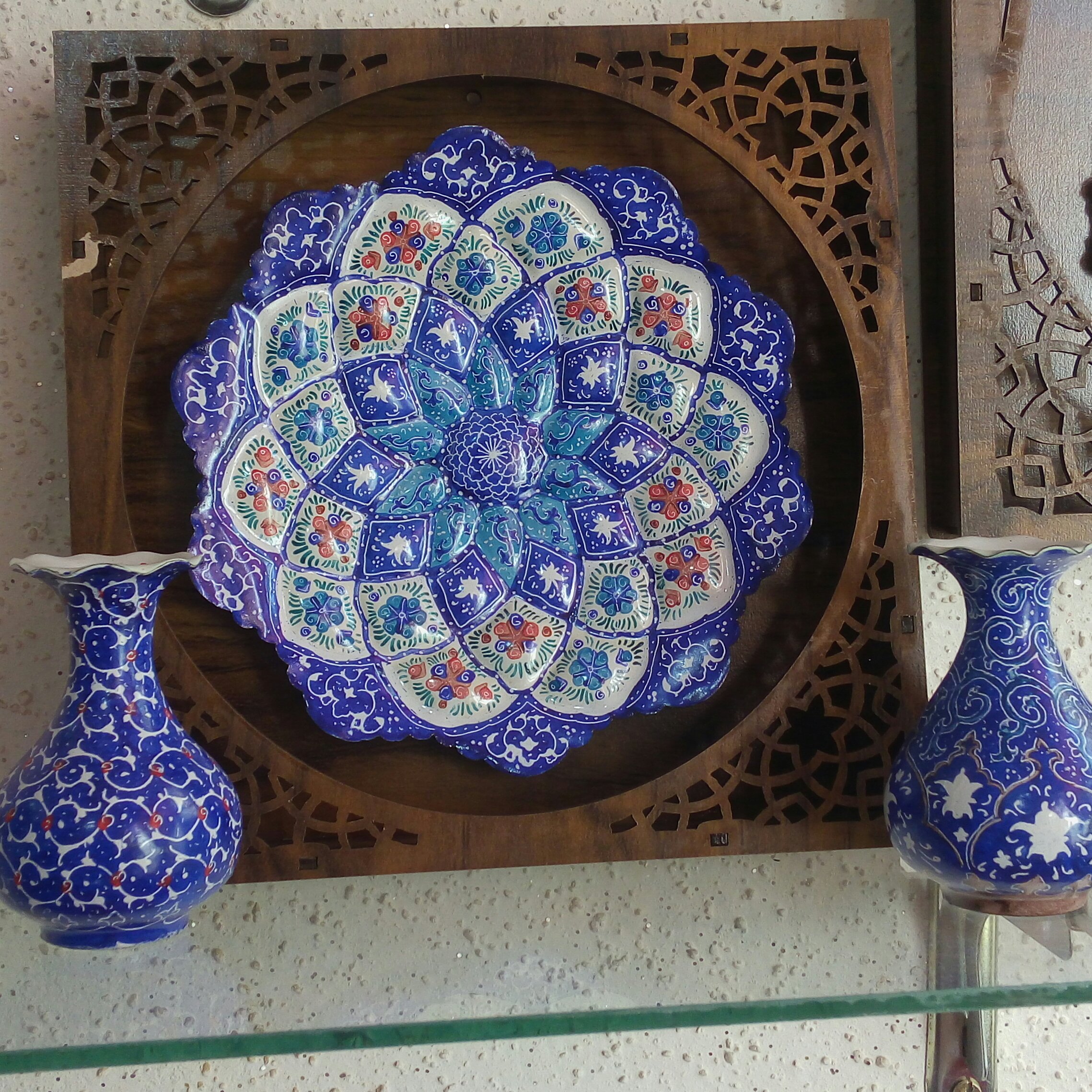 بشقاب 16 سانتی میناکاری به همراه جعبه مشبک (پس کرایه)