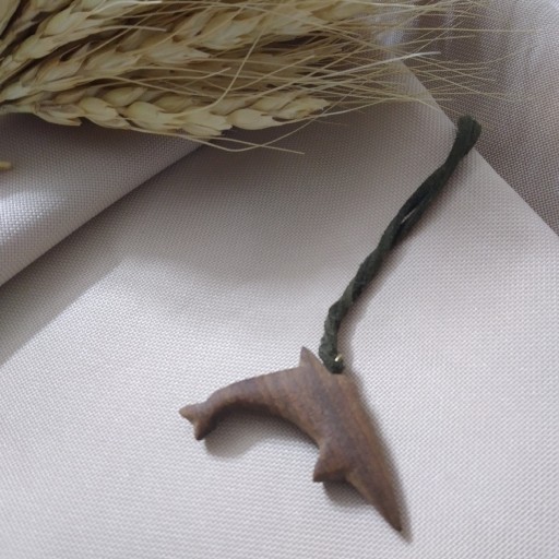 گردنبند چوبی  طرح دلفین دست ساز