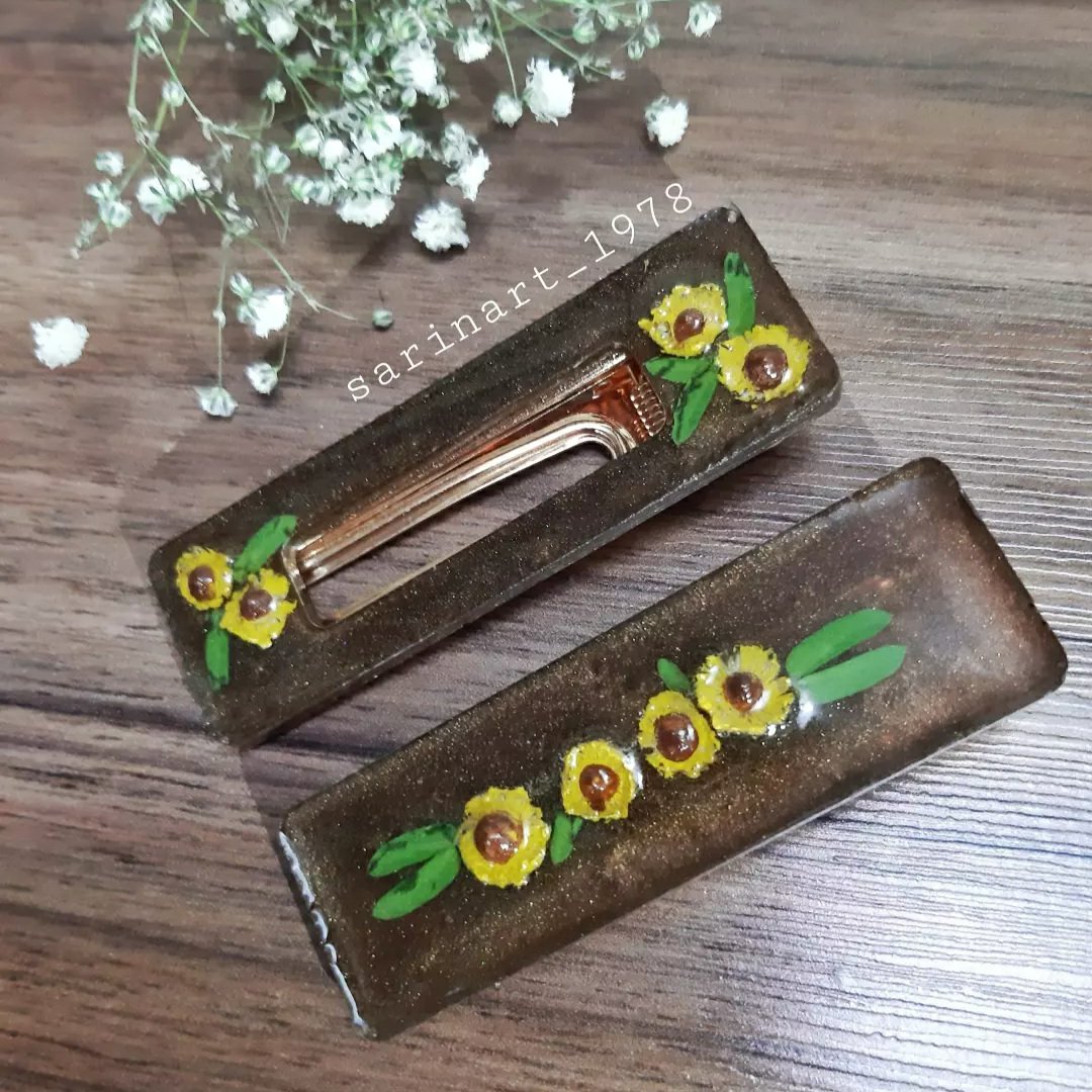 گردنبند و یک عدد گلسررزینی سِت با گل طبیعی 