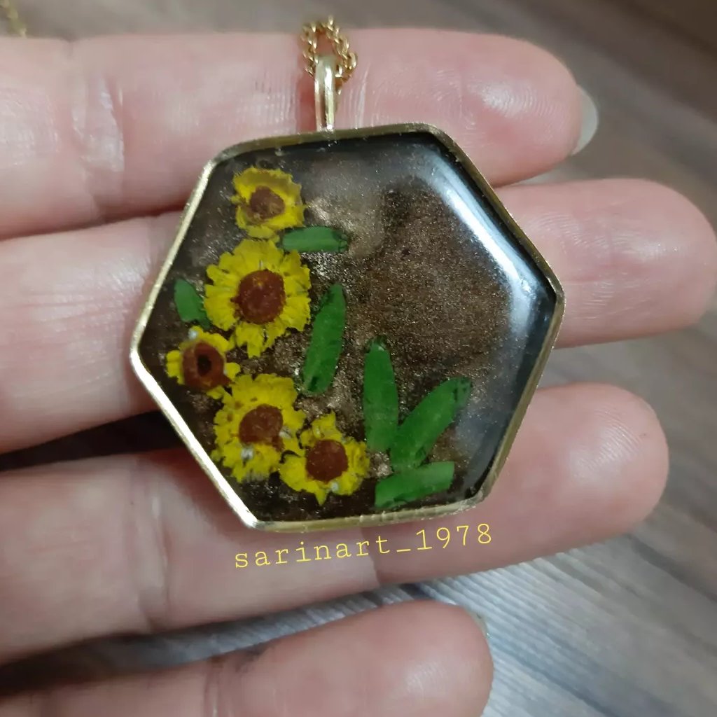 گردنبند و یک عدد گلسررزینی سِت با گل طبیعی 