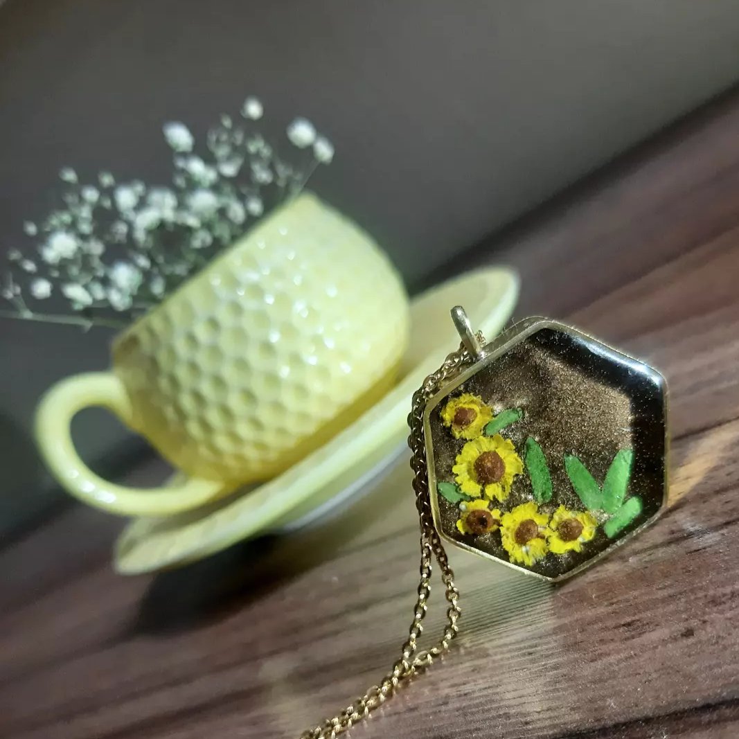 گردنبند و یک عدد گلسررزینی سِت با گل طبیعی 