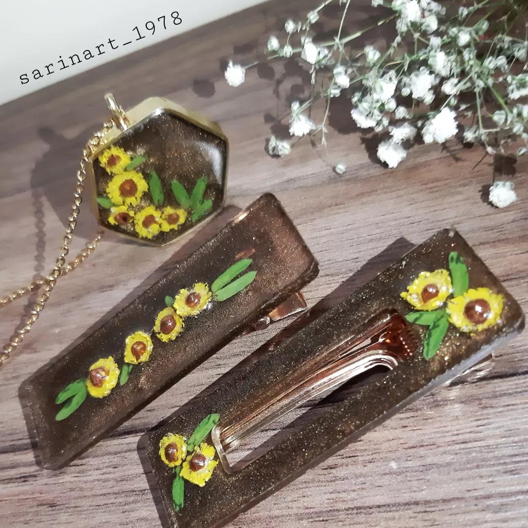 گردنبند و یک عدد گلسررزینی سِت با گل طبیعی 