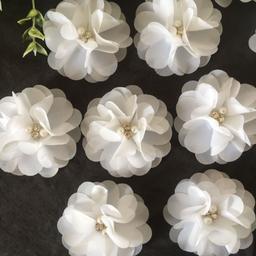 گل رز پارچه ای رنگ سفید بسته 12 عددی ابعاد 6 در 6 سانتی متر