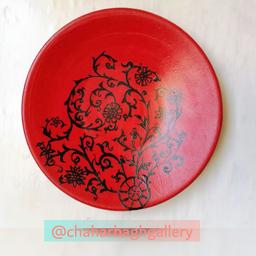 بشقاب دیوارکوب قرمز طرح سنتی نقاشی شده با اندازه دلخواه 