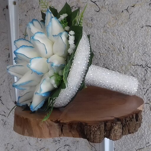 دسته گل عروس 

گل رز غنچه ای 
جنس لمسی 
طرح لب ماتیکی 
پایه  کریستال اصل 7 رنگ
براق و درخشنده و خیلی زیبا