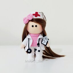 عروسک روسی مدل پرستار یا پزشک(دکتر)15 همراه گوشی پزشکی تزئینی و نسخه. ارسال رایگانه که خودش  یه پاتخفیفه حسابیه