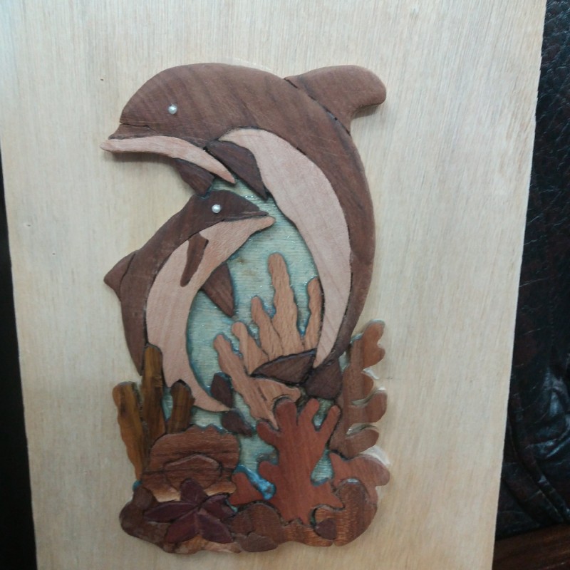 تابلو معرق دو دلفین کار دست با چوب گردو وگلابی وتوت وافرا وزرشک