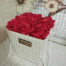 گل مصنوعی گلدانی  با روبان درجه یک دارای رنگ بندی گل و گلدان وزن 450
