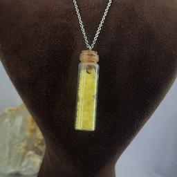 گردنبند شیشه ارزوها سنگ نمک یا هالیت زرد کد ه230 به همراه زنجیر استیل