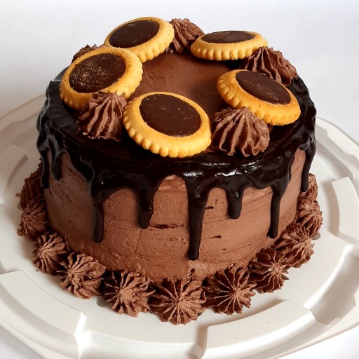 کیک تولد خامه ای شکلاتی