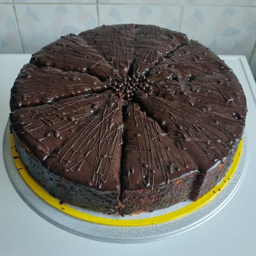 کیک شکلاتی نرم و تازه (وزن 1000 گرم)
با رویه ی سس شکلاتی