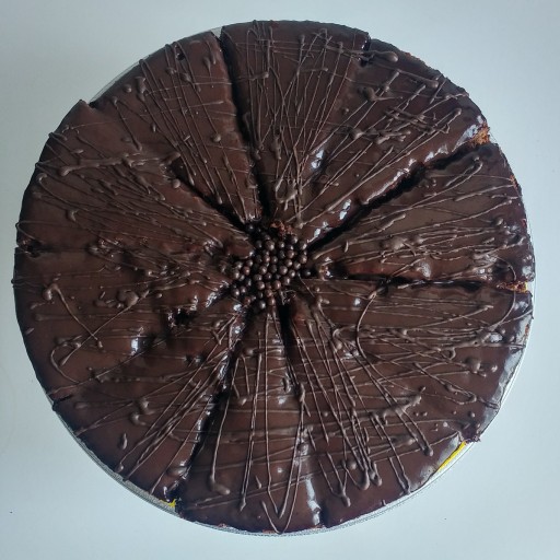 کیک شکلاتی نرم و تازه (وزن 1000 گرم)
با رویه ی سس شکلاتی