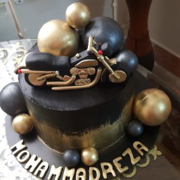 کیک تولد با تم مشکی طلایی و موتور