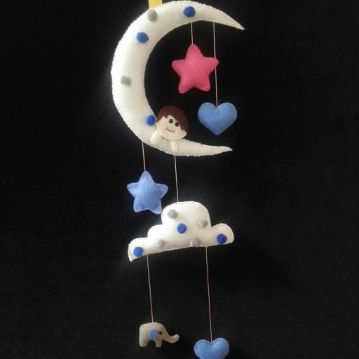 آویز اتاق خواب، طرح پسرانه، قابل اجرا در طرح دخترانه، دارای یک ماه، دو ستاره دو قلب ، یک ابر و یک فیل و یک پسر بچه